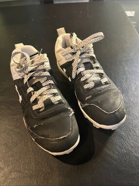 Black Under Armer Youth Size 13 Cleats.